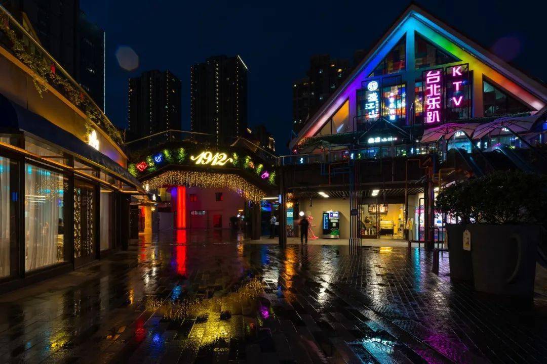 1912街区的夜晚,集声,光,水,色于一体,闪烁的霓虹灯编织着属于江宁