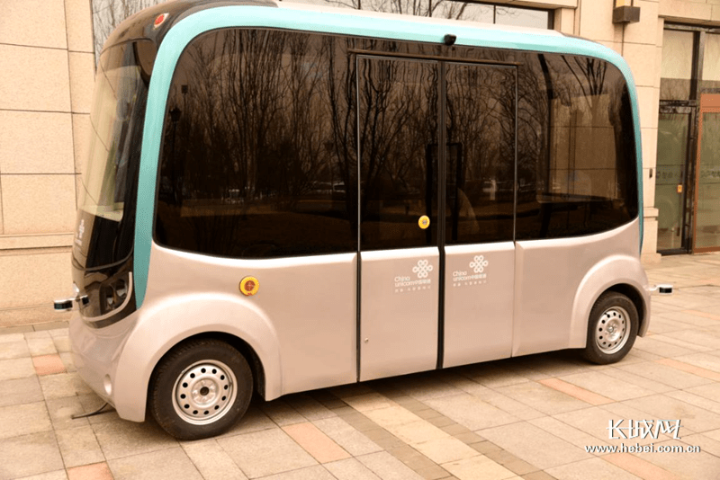利用5g车路协同技术实现自动驾驶的小巴车.