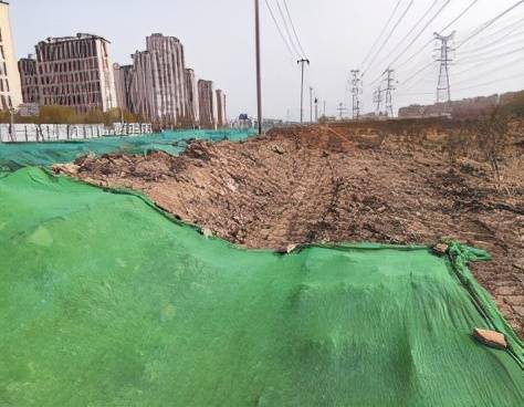 隐秘土堆不遮盖苫布破碎露黄土一些空地苫盖不严暴土扬尘