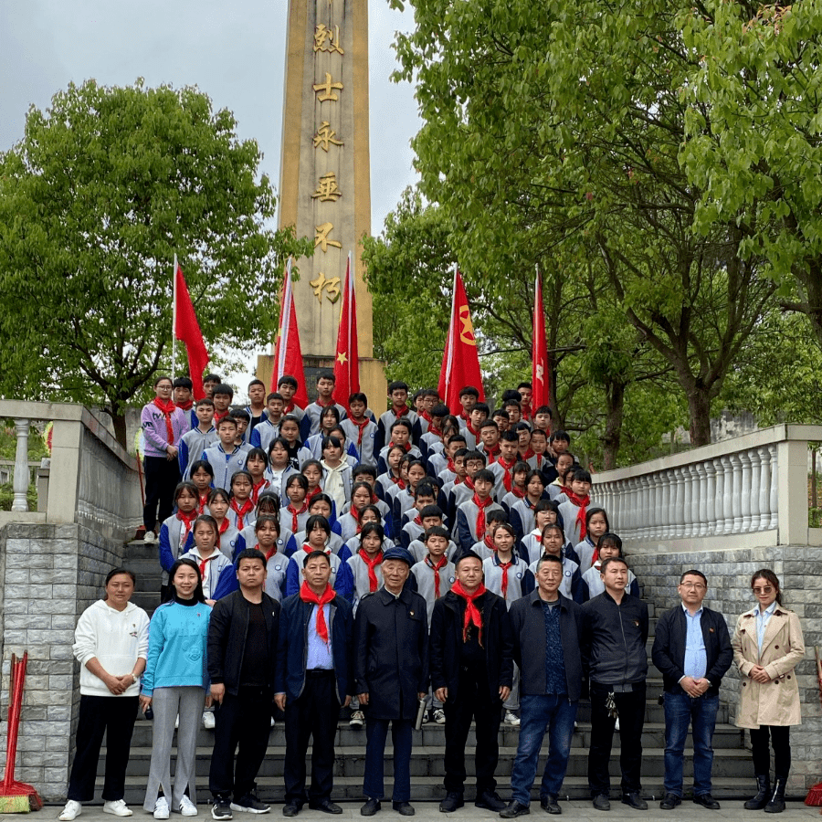 4月2日,凤冈一中团委组织团员开展扫墓活动. 王寨中学团委