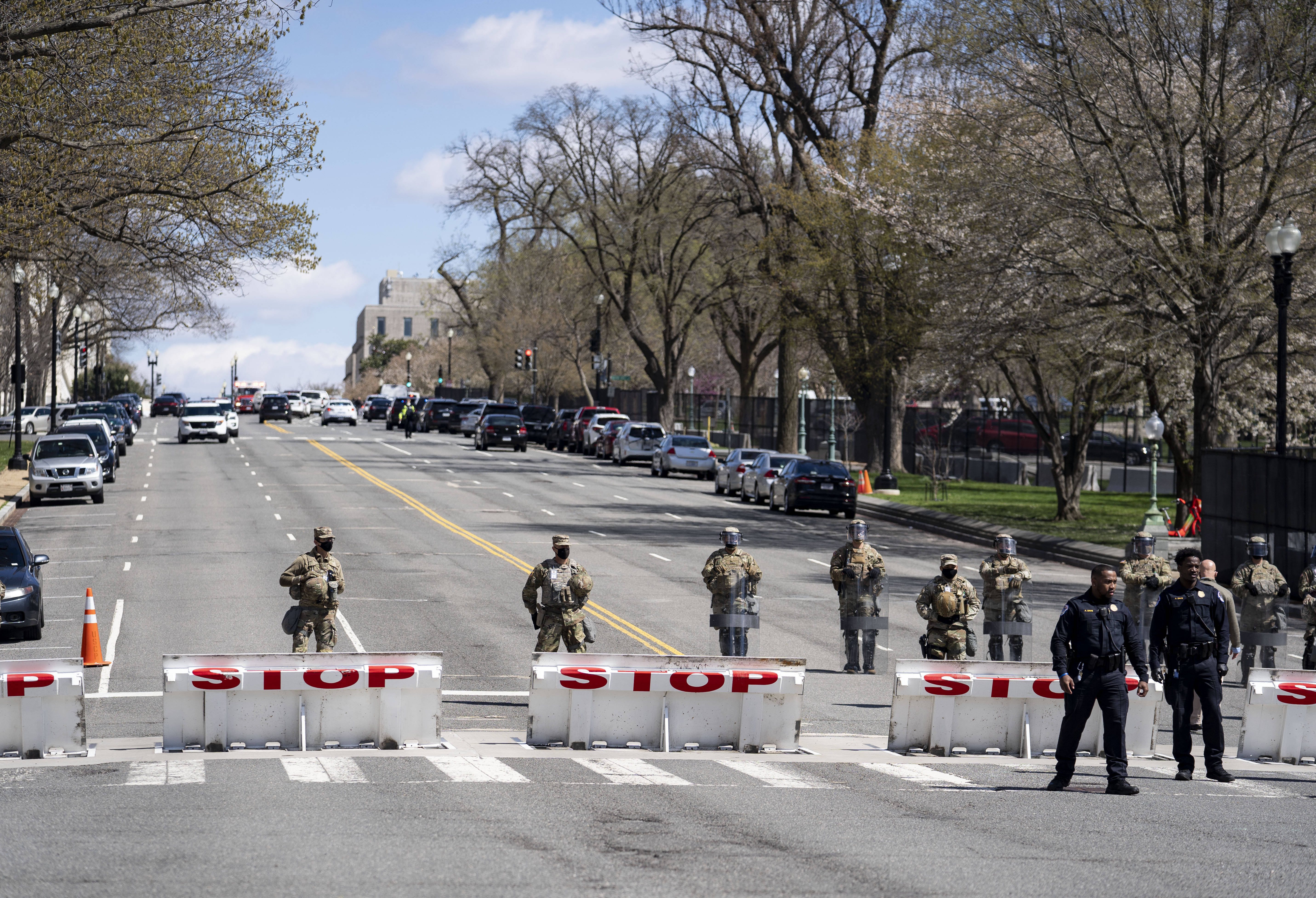 4月2日,美国国民警卫队队员和警察在华盛顿国会附近警戒.