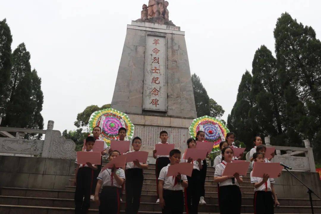 等部门在西门岛革命烈士纪念碑开展大新县青少年2021年清明节"祭英烈