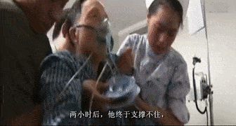 坐在临时搬进病房的办公桌前 他对着笔记本电脑 一下一下吃力地挪动