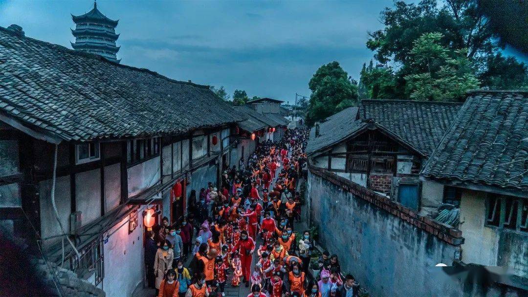 兔灯巡游红歌快闪夜晚的元通古镇超燃