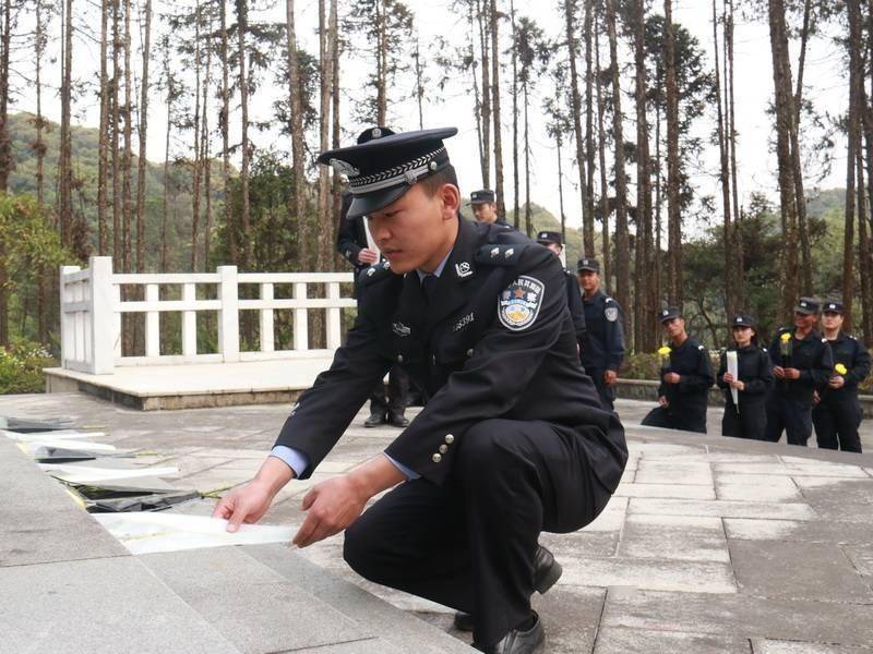 普洱移民管理警察开展清明节祭英烈活动_烈士陵园