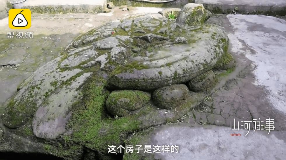 重庆400年老宅现"天鹅抱蛋"石刻,已被人顺走两颗蛋