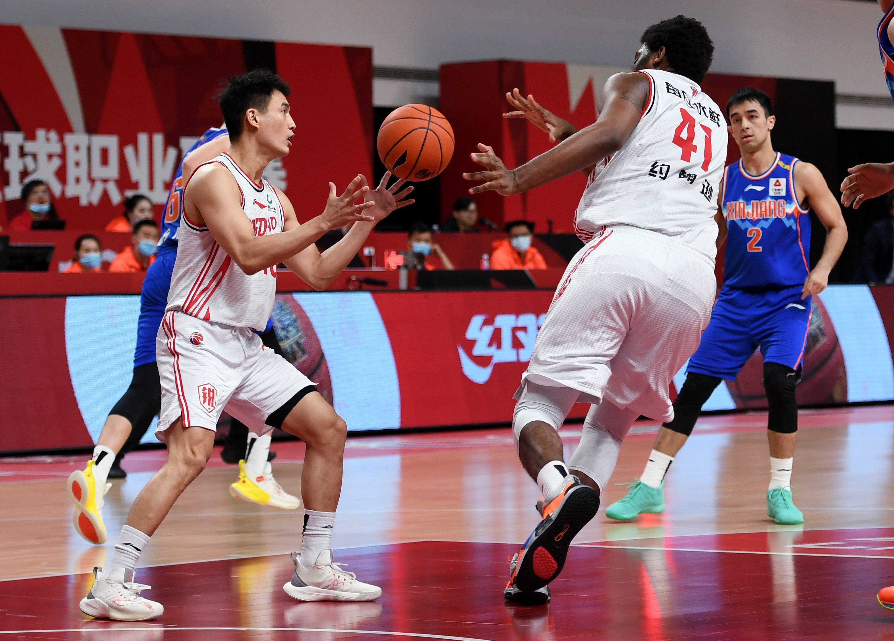 篮球——cba第四阶段:青岛每日优鲜胜新疆伊力特