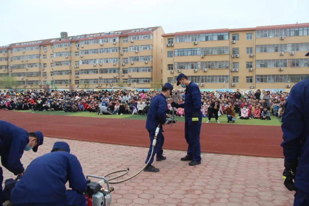 景县消防救援大队走进景县第二小学开展消防安全紧急疏散演练及消防