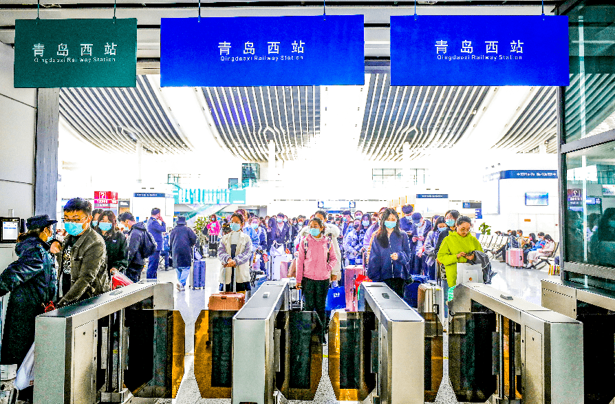 目前,青岛西站实行电子客票,旅客可刷身份证直接进站,检票乘车及出站