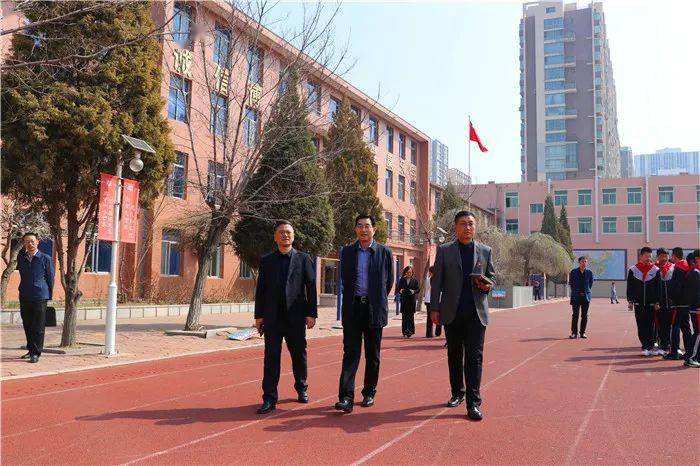 姚明到营口市实验中学调研义务教育学校工作