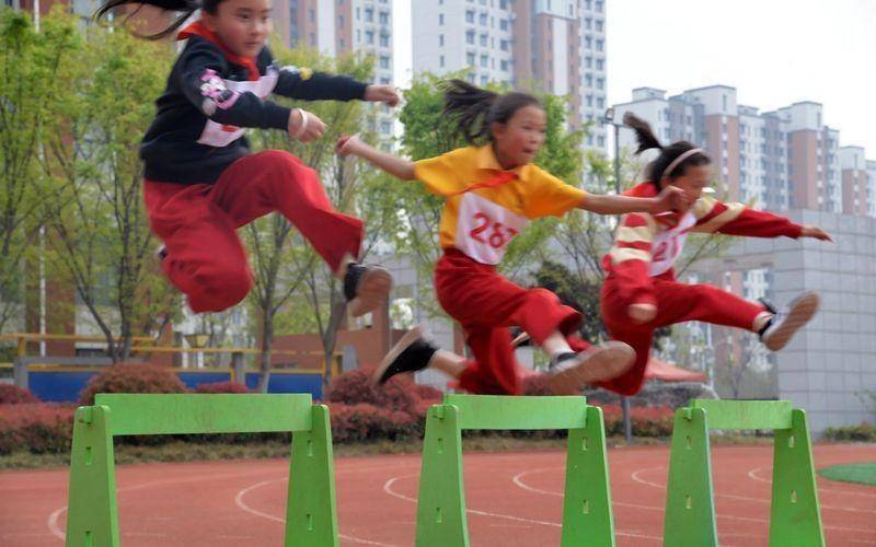 济宁市霍家街小学:运动赛场燃激情,隽雅少年展英姿