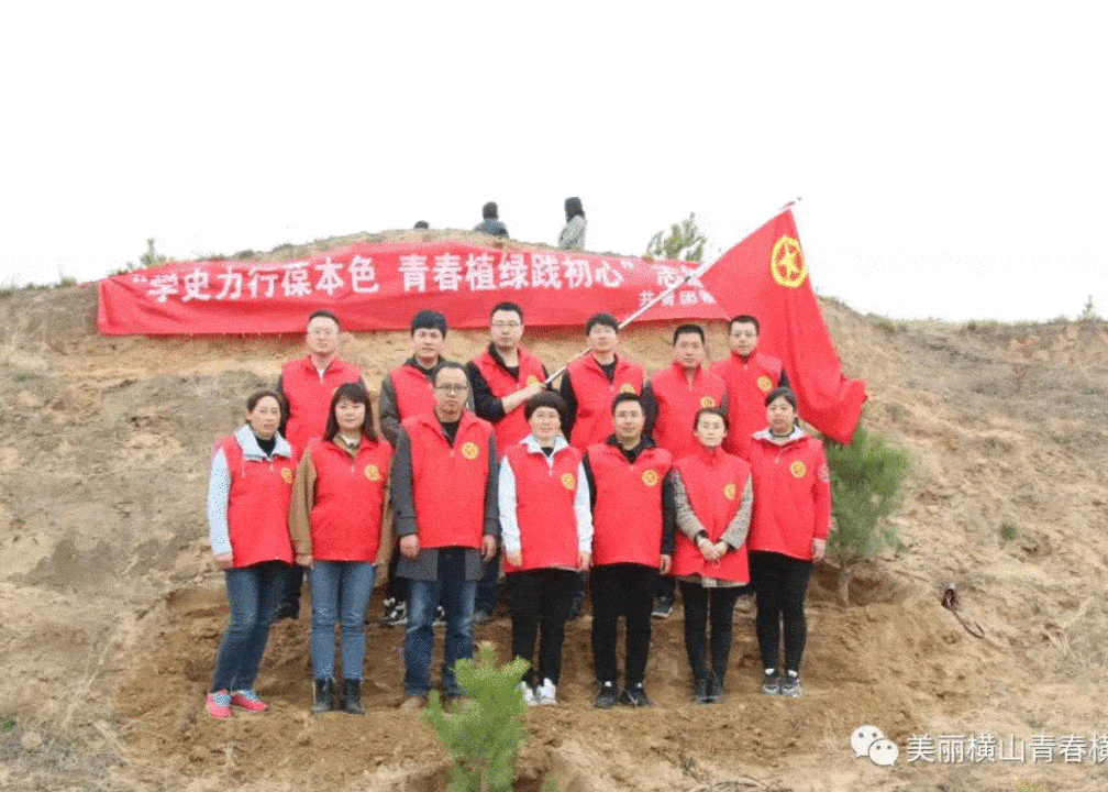 活动现场,志愿者们各尽其能,发挥所长,有的辅导孩子们绘画做手工,有