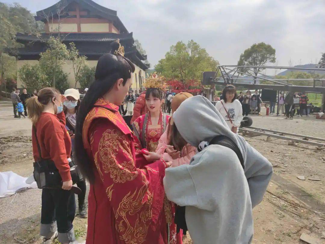 进击的皇后剧组探班王路晴本色出演丞磊被曝是个老干部