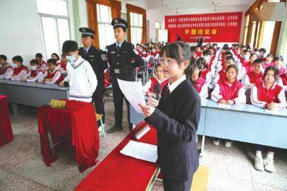 4月8日,内江市西林中学的学生在校园 模拟法庭"审理"一起涉及校园的