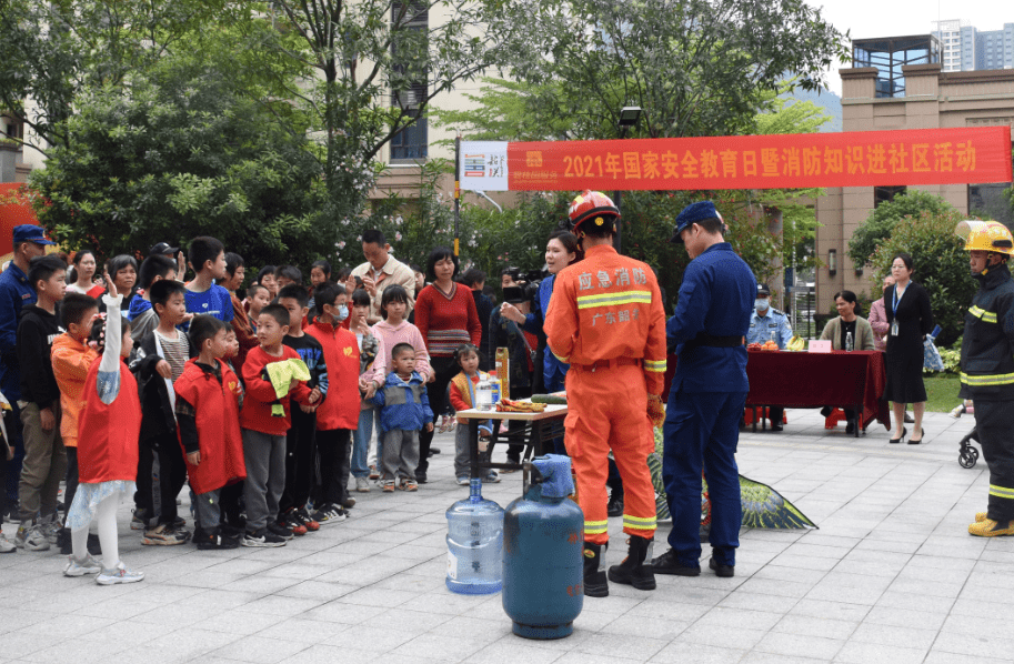 组织消防志愿者开展 社区消防安全宣传教育活动