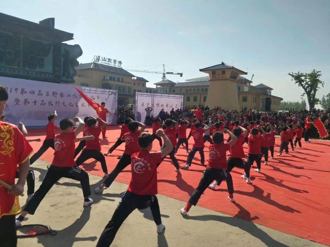 曹州牡丹园国花魂广场实地观看精彩的菏泽武术展演吧另外对参加"花都