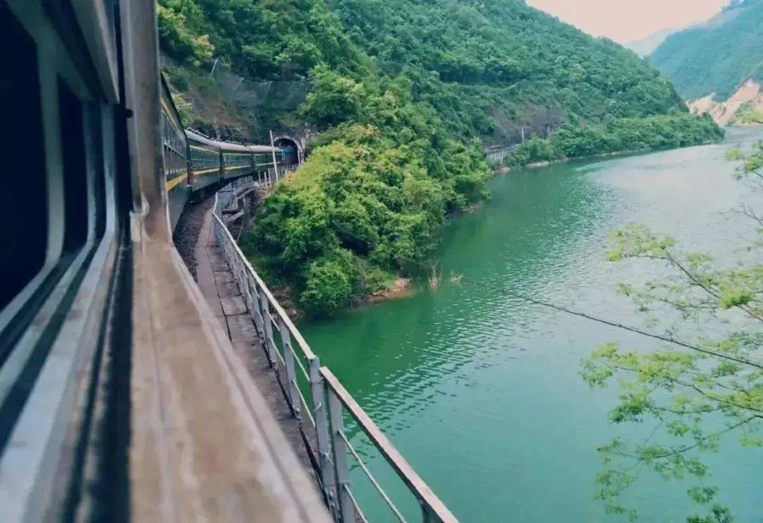 春天的宝鸡山花烂漫, 坐在6063次绿皮火车上, 一路春意盎然, 相信你