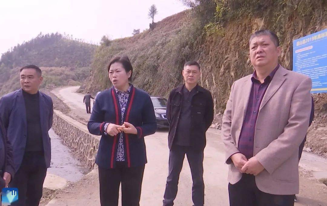 4月13日,副市长谭海华来我县调研农业生产工作.副县长柯振华参加调研.