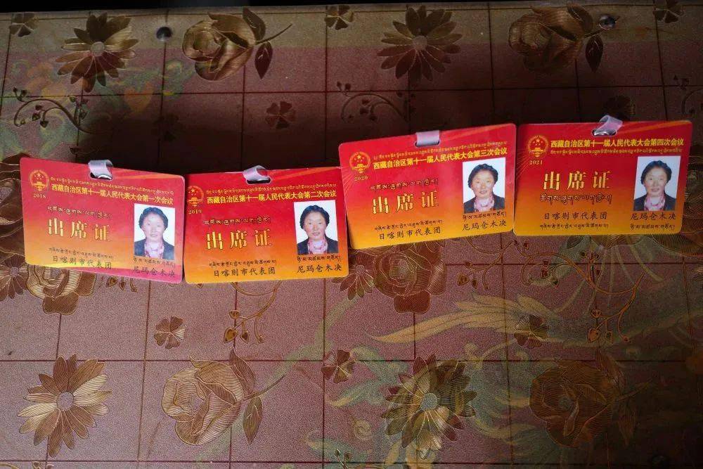 △这是尼玛仓木决的人大代表出席证(3月20日摄).