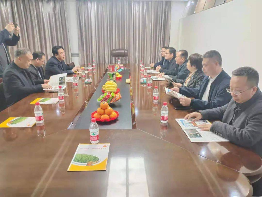 组织振兴新乡学院经济学院院长赵国喜带领专家教授到孟庄镇调研乡村