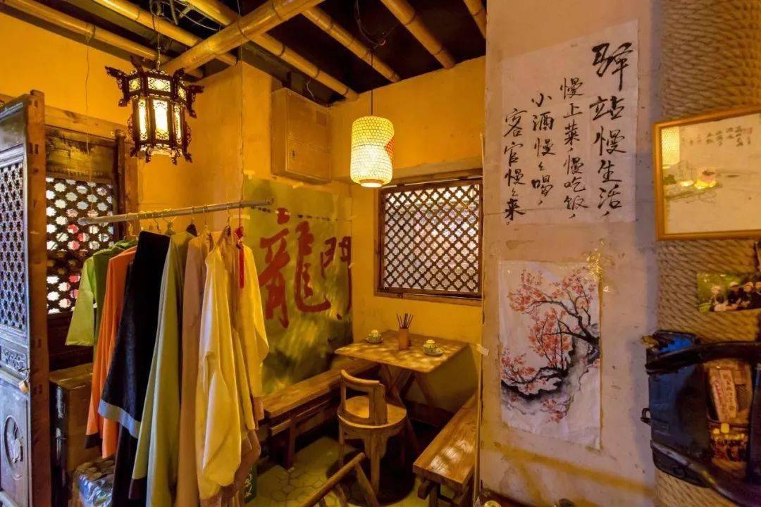 体育西的幸福驿站小酒馆,店内  古色古香的装修,一进去就感觉自己是个
