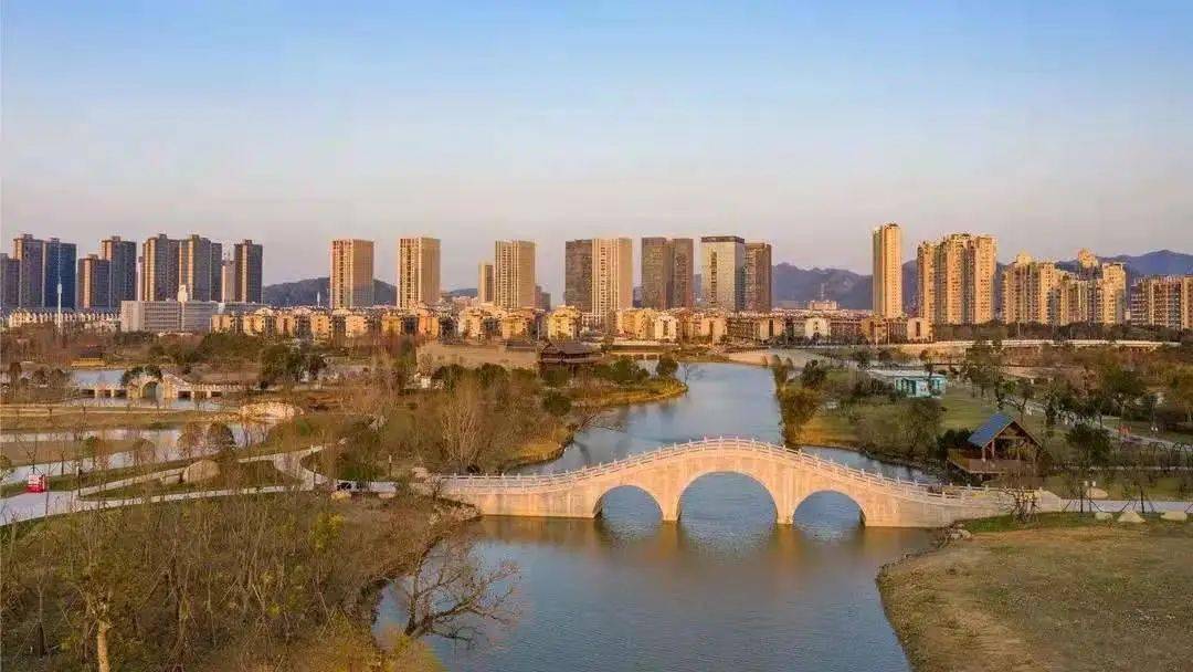 梦中携手回汉唐 温岭市九龙汇公园 钟灵秀美,景色别致 漫步湖边 景色