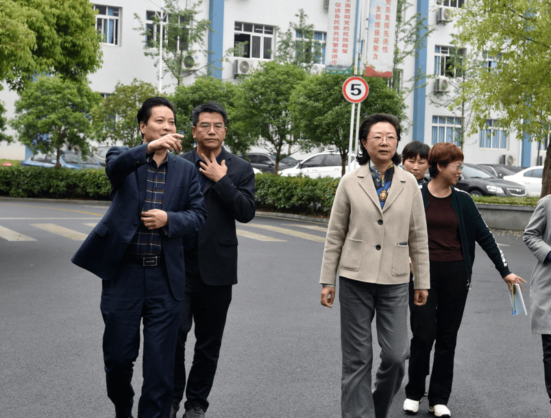 市人大常委会副主任余继红一行到筠连县中学调研