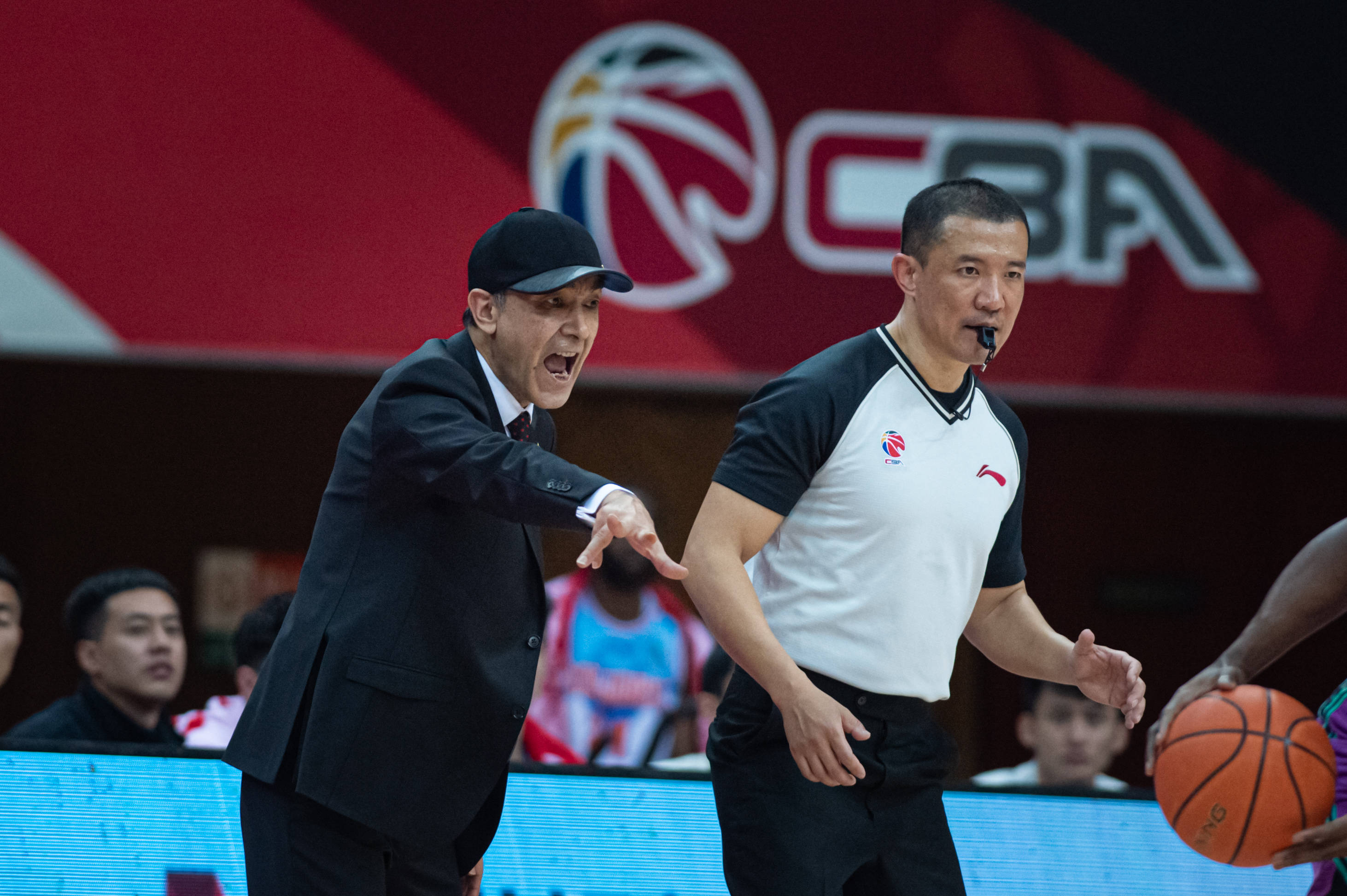 篮球—cba季后赛:新疆伊力特对阵山东西王