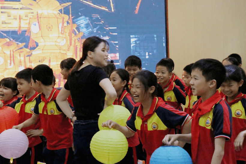 连山壮族瑶族自治县民族小学周雅丹老师在上课