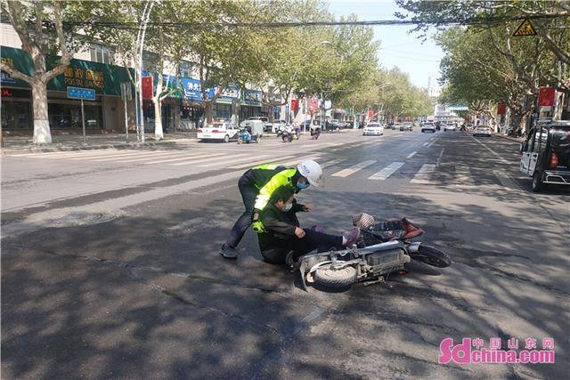 淄博:骑电动车意外摔倒 执勤交警及时帮助