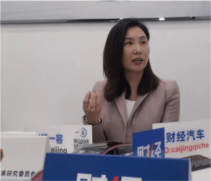 特斯拉深夜道歉_女士