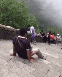 搞笑GIF:现在我连麻辣烫也吃不起了
