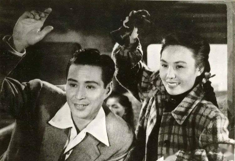 1947年,出演电影《八千里路云和月》