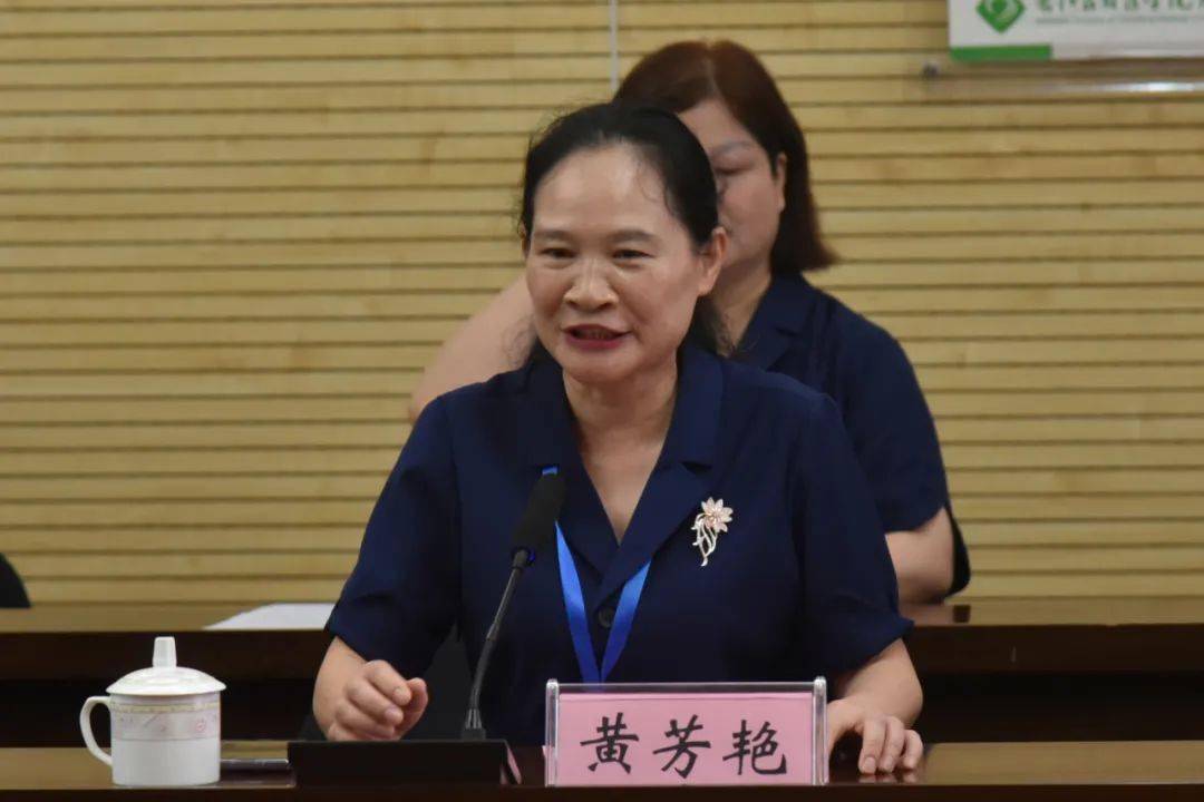 护理分会理事长,右江民族医学院护理学院党委书记黄芳艳教授主持会议