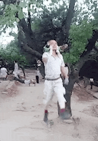 千万别惹广场大爷,外国人都服了