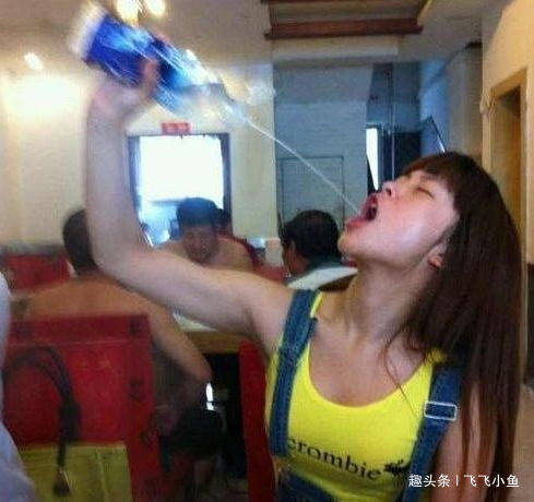 搞笑GIF:为什么唯有我独自在喝酒?