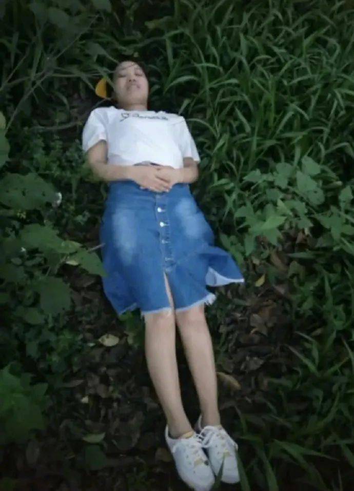 大风天千万不要穿裙子出门,否则后果很严重哈哈哈哈哈