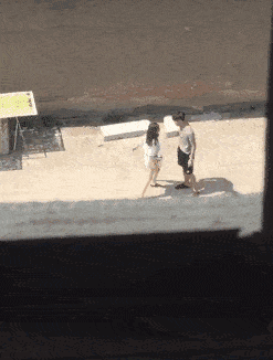 搞笑gif:小狗崽子来我地盘还敢嚣张,给你一个大脖勒子