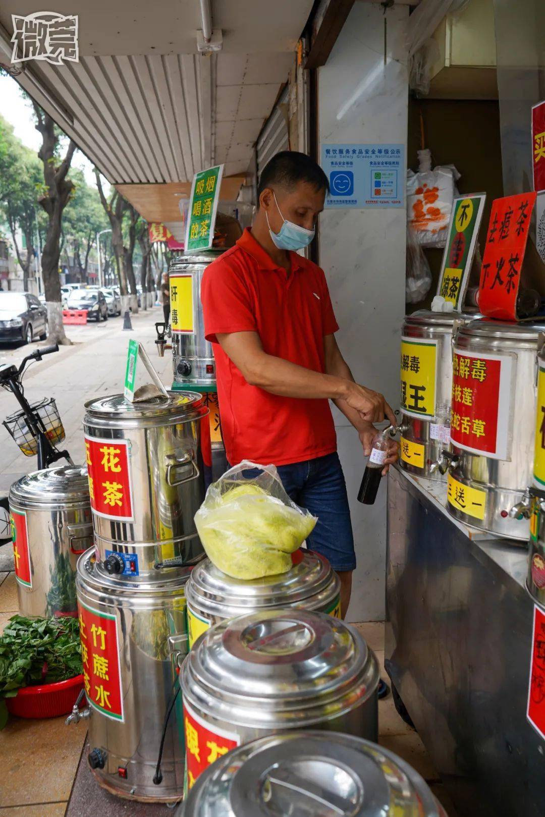 也没有显眼的宣传,就是在店门口放满大桶大桶的凉茶,里面装的都是