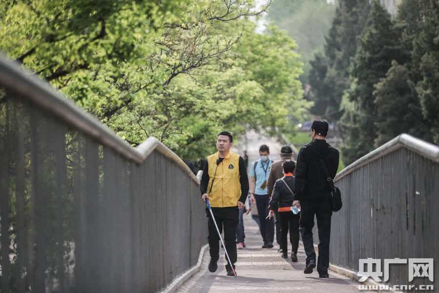 盲人定向行走训练师指导视障者独立出行改变公众认知