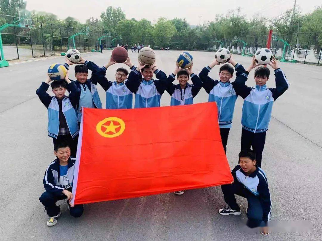 河南理工大学附属中学开展迎五四我与团旗合个影活动