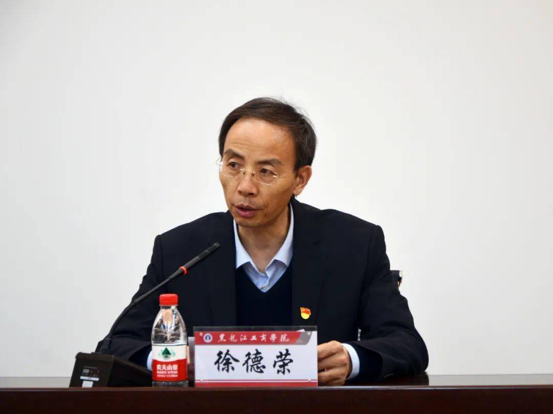 徐德荣指出,巡回指导组对我校下一步工作提出了具体要求,为我校开展好