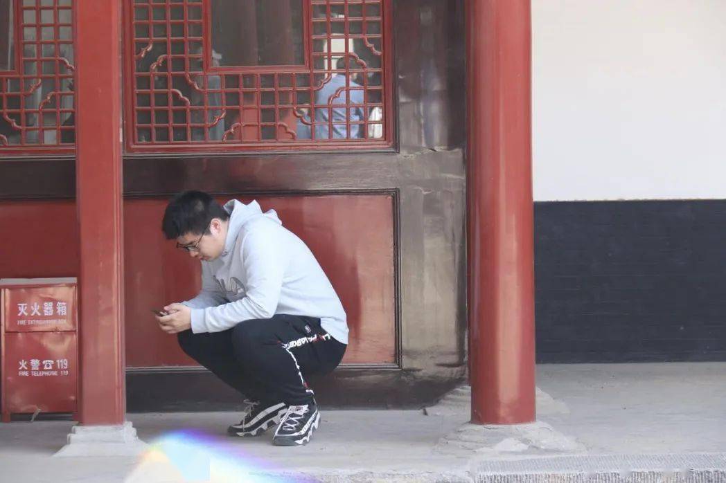 我觉得找个角落静静蹲着也不错