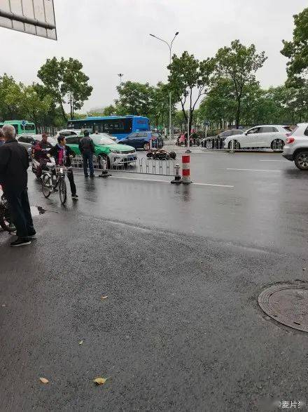 安庆地质新村路口发生一起车祸!电瓶车车主被撞好几米远