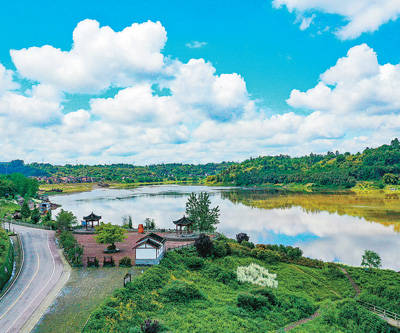 四川华蓥市明月镇明月村,一场春雨后,利用渠江滩涂兴建的生态公园更显