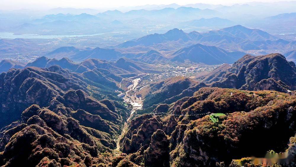 航拍:狼牙山秀丽景色一览无余,伸手似可触摸涧峡神奇莫测飘渺的云雾.