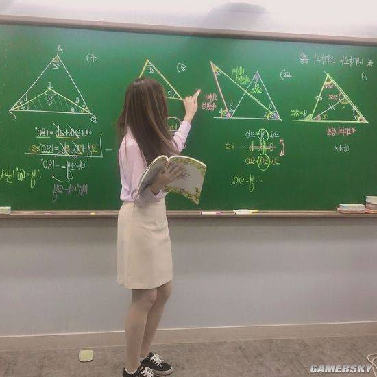 最近来自韩国的数学老师宋老师走红网络,身穿裙子的她身材姣好,回眸
