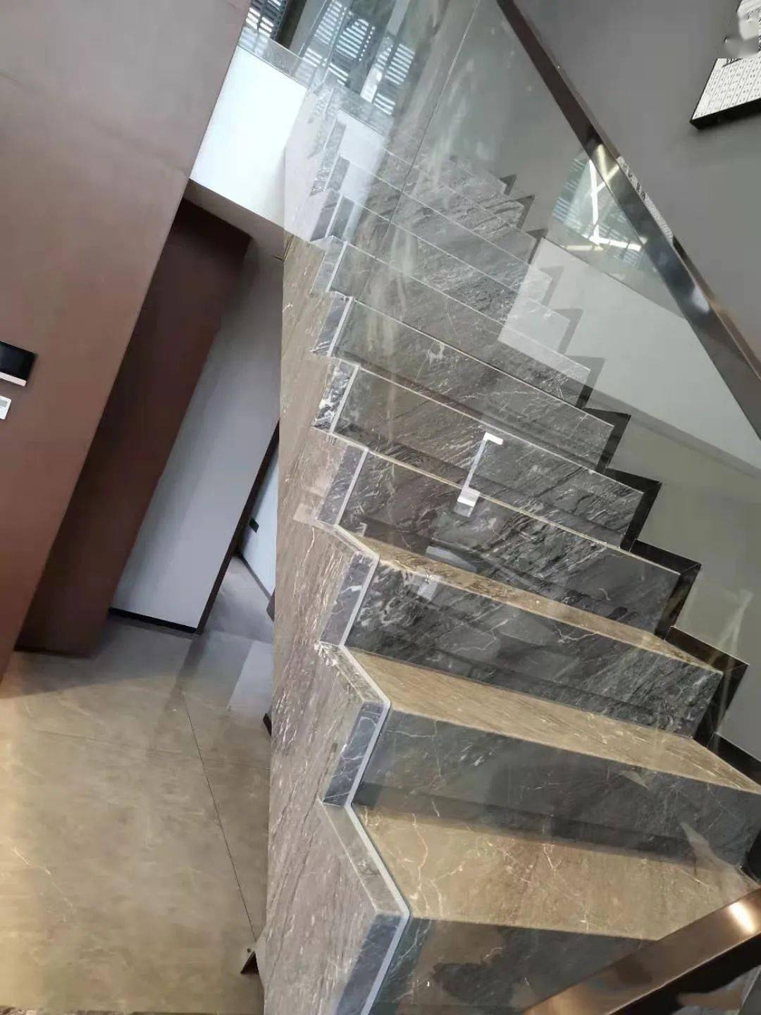 大理石楼梯玻璃栏杆的造型方式及施工要点