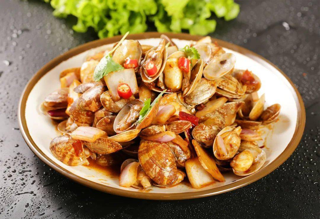 辣炒蛤蜊是一道海鲜菜,因蛤蜊肉质鲜美无比,也被称为"天下第一鲜","百