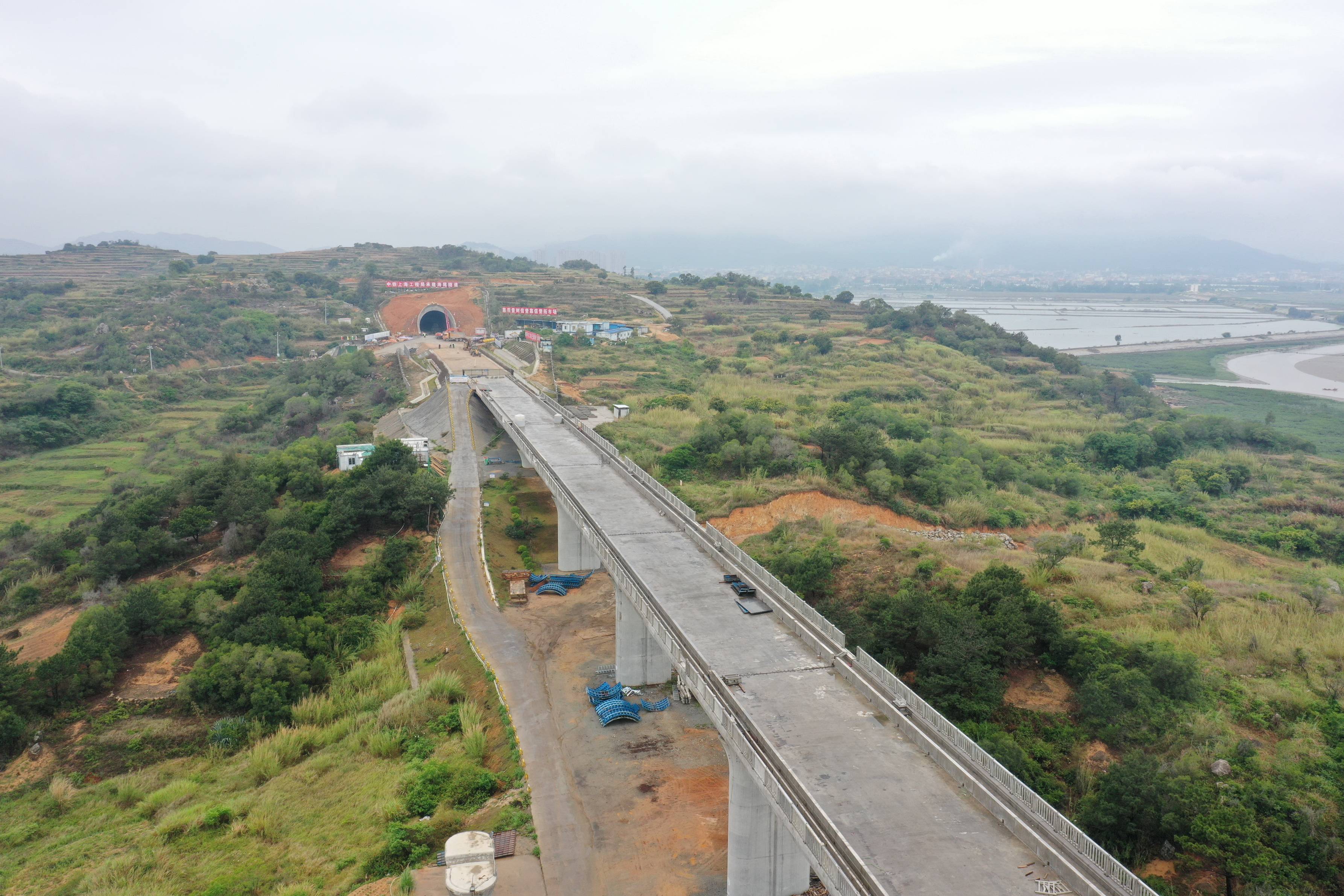 新建福厦铁路两座跨海大桥中间通道全部打通